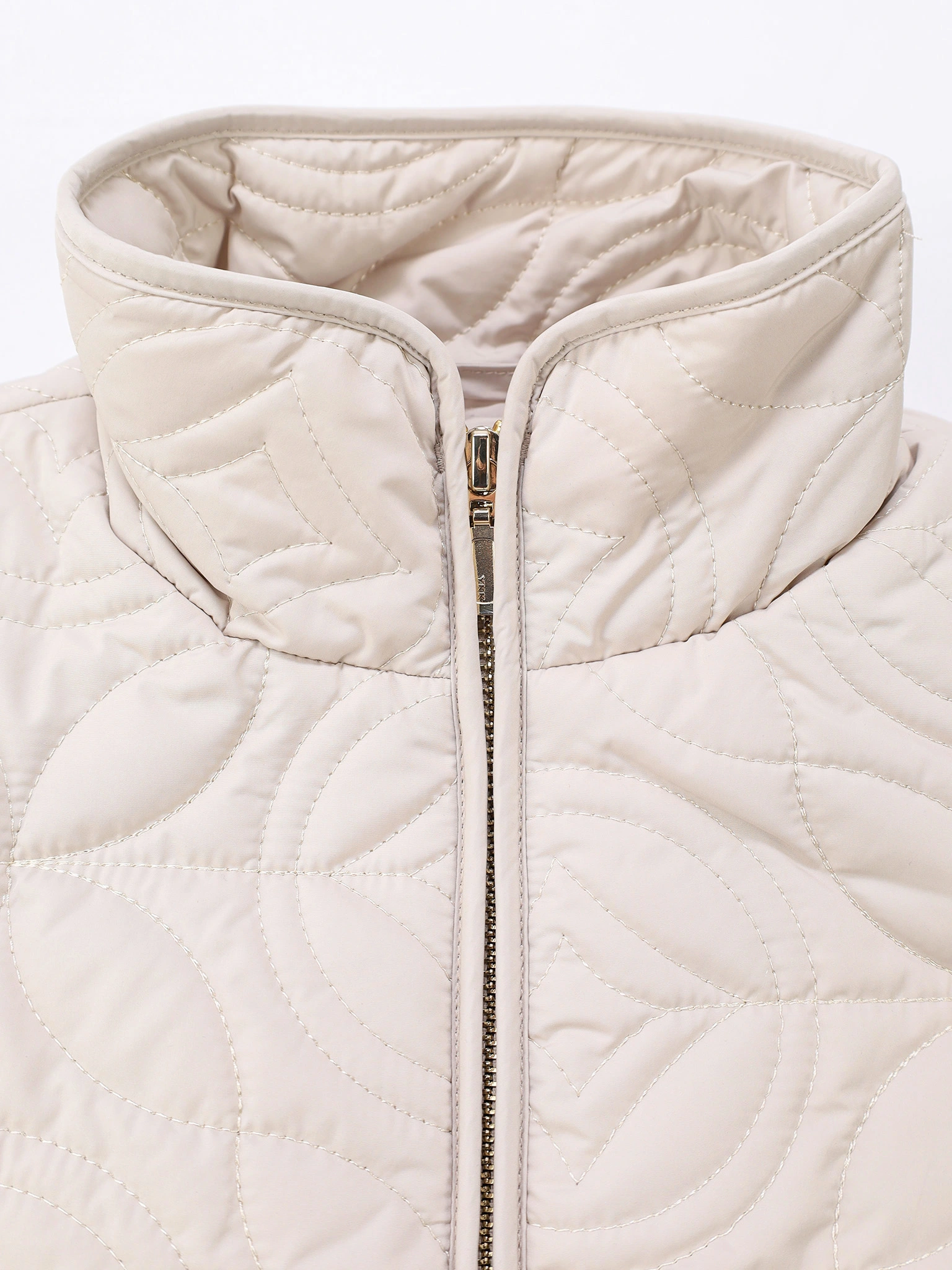 Жилет светло-серого цвета с фигурной стежкой